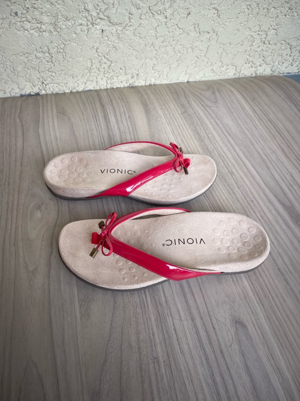 Vionic Women's red Patent Bow Thong Sandals - Picture 11 of 12